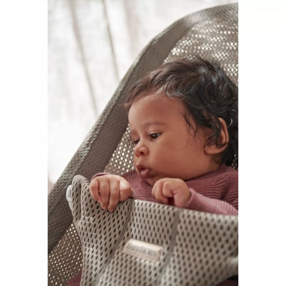 Gultukas BABYBJÖRN BLISS MESH Grey Beige + medinis žaislas