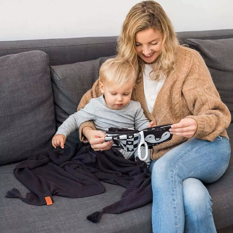 Lavinamoji knygelė su kramtuku BabyOno BLACK&WHITE